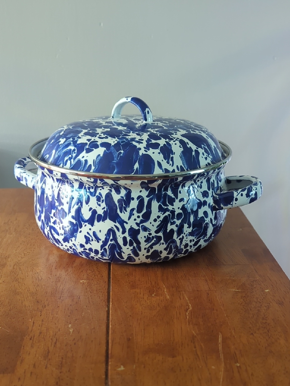 Golden Rabbit Swirl 4 Quarts Enamelware Round Dutch Oven